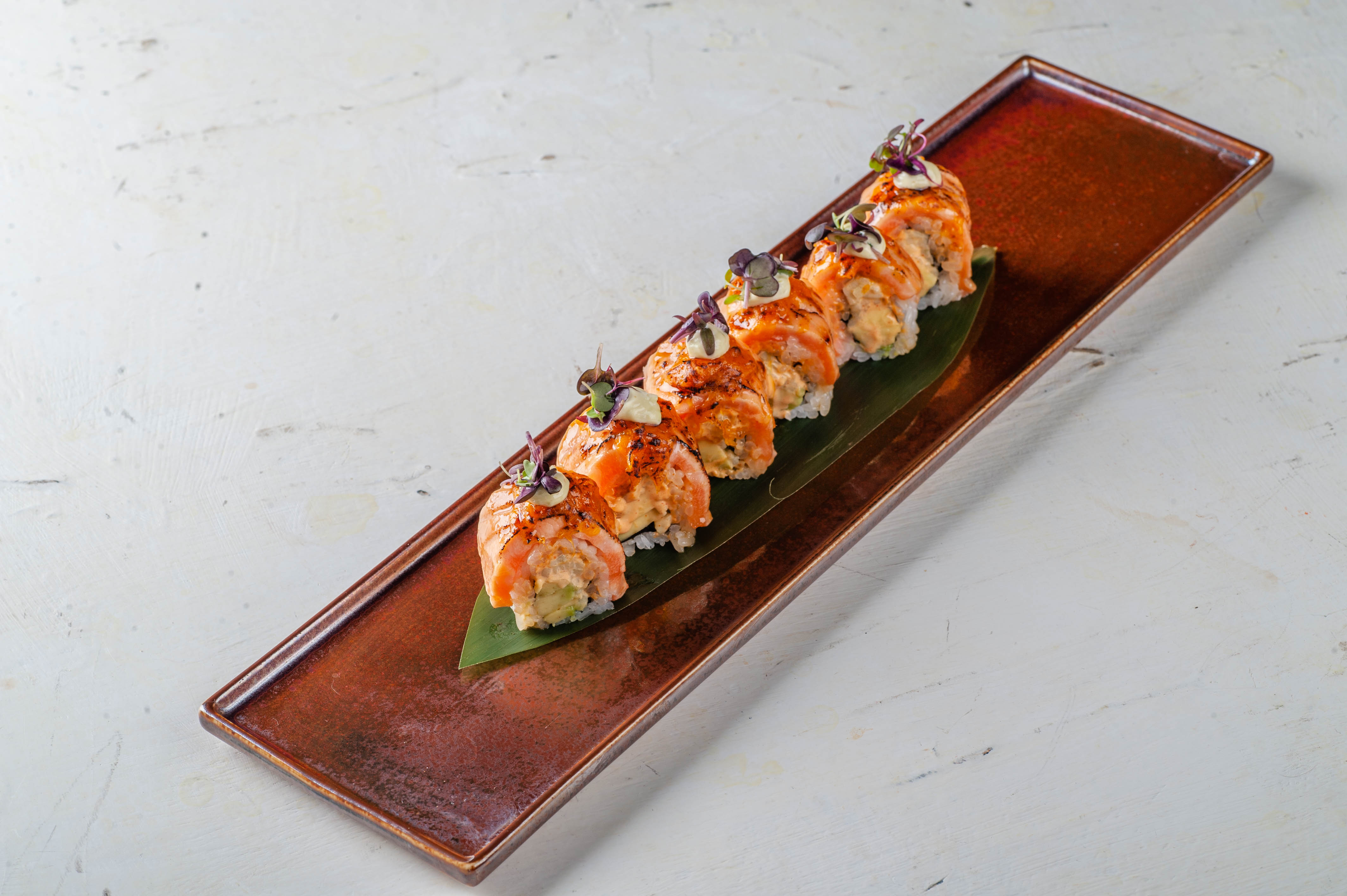 Ролл с опалённым лососем